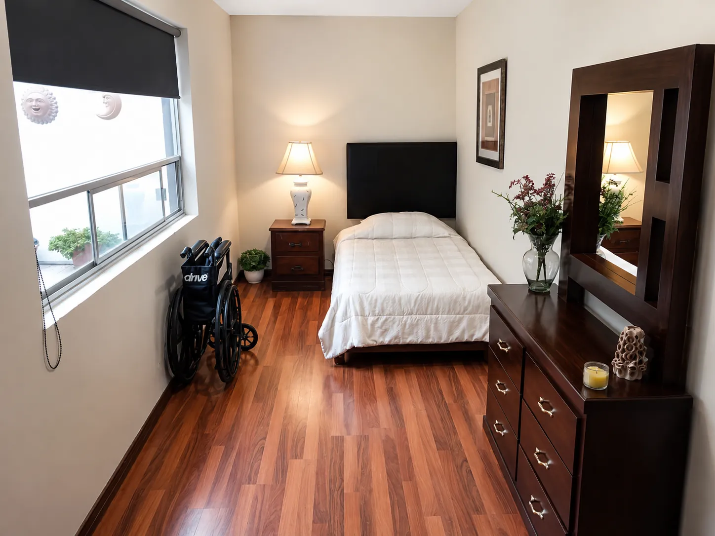 Habitación iluminada con cómoda y espejo en Asilo Los Geranios, Chihuahua